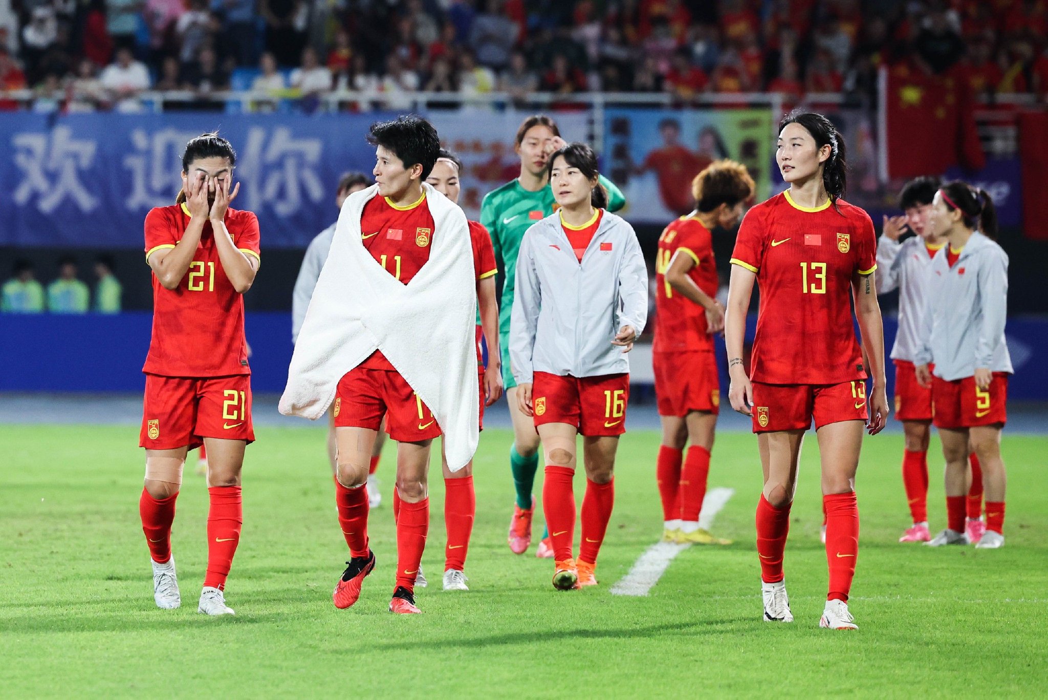 关于女足比拼中，中国队员们表现出强大实力的信息