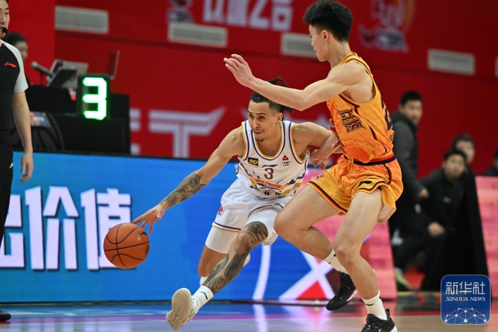 江苏肯帝亚队在争夺中取得优势，率先获胜